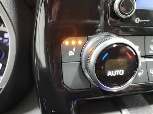 Used 2022 Toyota Highlander XLE image 6