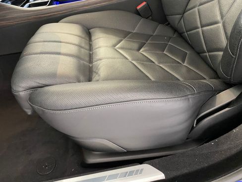 Used 2025 BMW 760i xDrive w/ Executive Package image 12