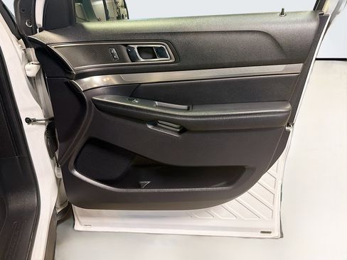 Used 2019 Ford Explorer XLT image 32