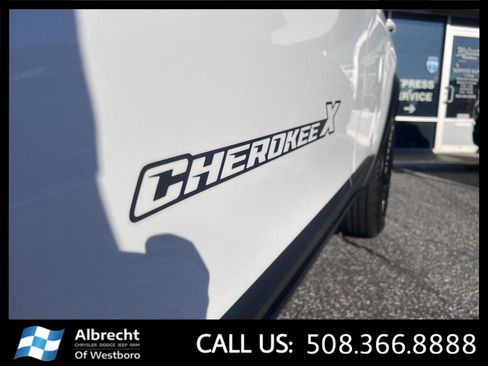 Used 2022 Jeep Cherokee Latitude w/ Sun & Sound Group image 2