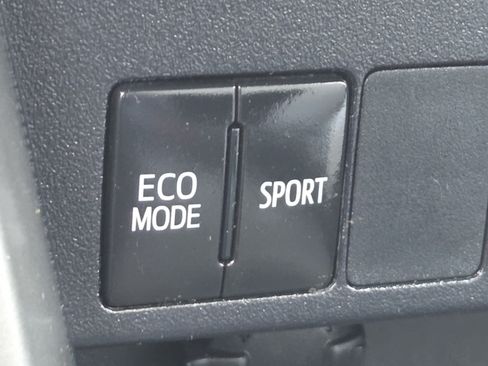 Used 2016 Toyota RAV4 XLE FWD image 5