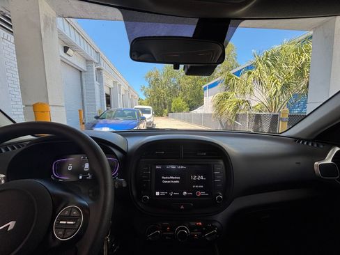 Used 2025 Kia Soul LX w/ LX Technology Package FWD image 33