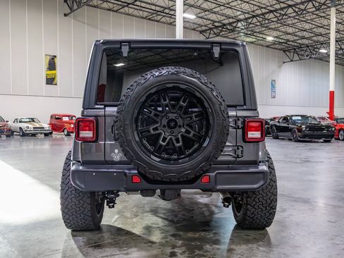 Used 2019 Jeep Wrangler Unlimited Sahara AWD/4WD image 6