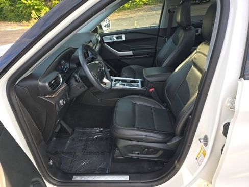 Certified 2022 Ford Explorer Limited w/ Equipment Group 301A image 4