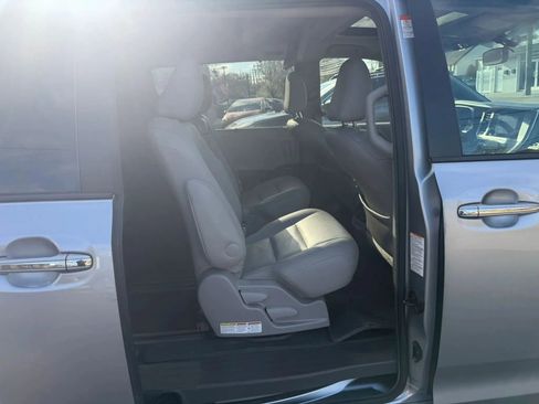 Used 2017 Toyota Sienna Limited FWD image 28