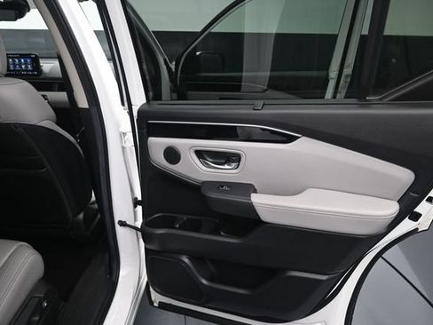 Used 2025 Honda Pilot Touring image 14
