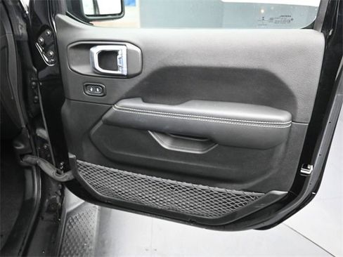 Used 2021 Jeep Gladiator Overland w/ Cold Weather Group image 27