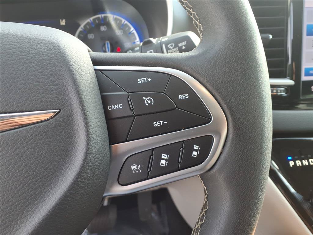 Used 2023 Chrysler Pacifica Touring-L FWD image 18