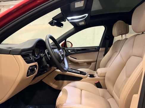 Certified 2025 Porsche Macan image 5