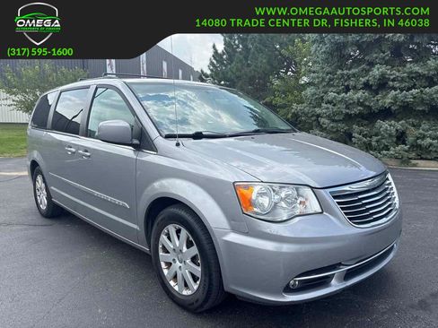 Used 2016 Chrysler Town & Country Touring FWD image 1