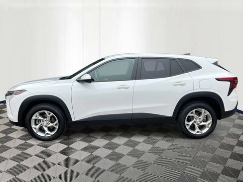 Used 2024 Chevrolet Trax LS w/ LS Convenience Package FWD image 2