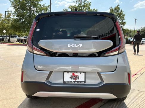 Used 2025 Kia Soul LX w/ LX Technology Package FWD image 7
