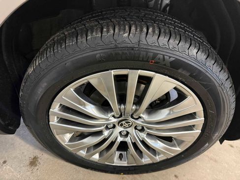 Certified 2023 Toyota Venza XLE AWD/4WD image 12