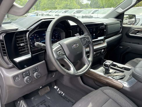 Used 2024 Chevrolet Silverado 1500 LT Trail Boss w/ Convenience Package II AWD/4WD image 18