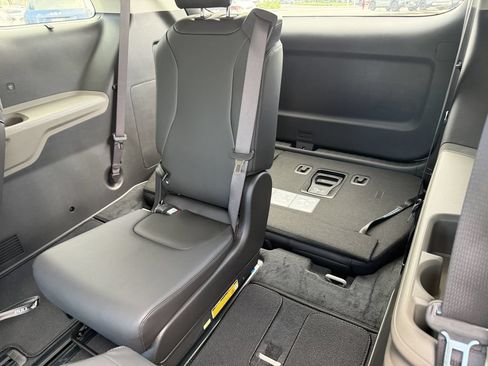 New 2027 Kia Carnival EX FWD image 21