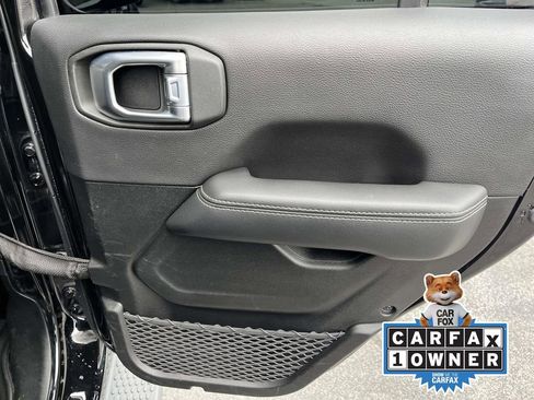 Used 2022 Jeep Wrangler Unlimited Sahara image 20