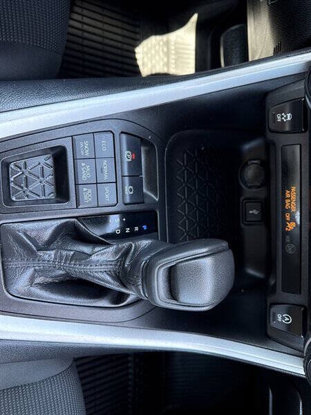 Used 2021 Toyota RAV4 LE AWD/4WD image 30