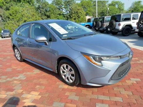 Used 2022 Toyota Corolla LE FWD image 3