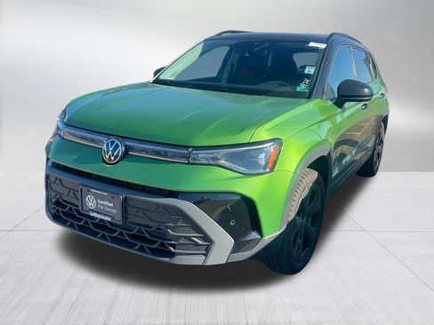 Used 2025 Volkswagen Taos SE AWD/4WD image 2