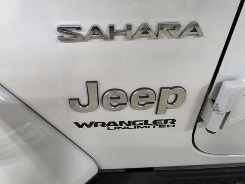 Used 2018 Jeep Wrangler Unlimited Sahara AWD/4WD image 14