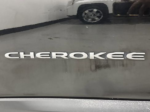 Used 2019 Jeep Cherokee Trailhawk w/ Comfort/Convenience Group AWD/4WD image 33