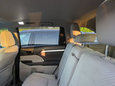 Used 2018 Toyota Highlander LE FWD image 8