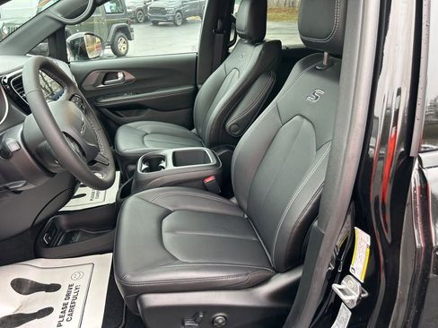 New 2026 Chrysler Pacifica Select image 11