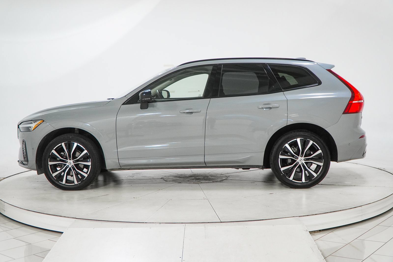 Used 2025 Volvo XC60 B5 Plus AWD/4WD image 5