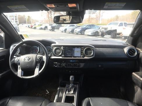 Used 2022 Toyota Tacoma Limited image 9
