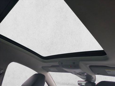 Used 2024 Volkswagen Taos SE image 18