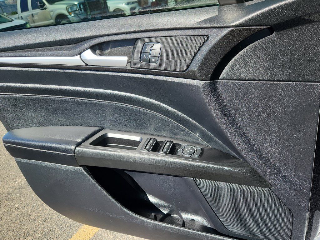 Used 2019 Ford Fusion Titanium FWD image 9
