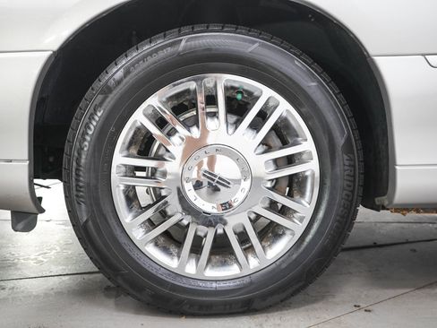 Used 2006 Lincoln Town Car Signature Limited RWD image 24