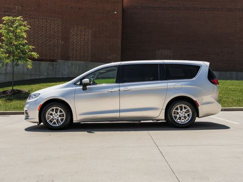 Used 2023 Chrysler Pacifica Touring-L FWD image 6