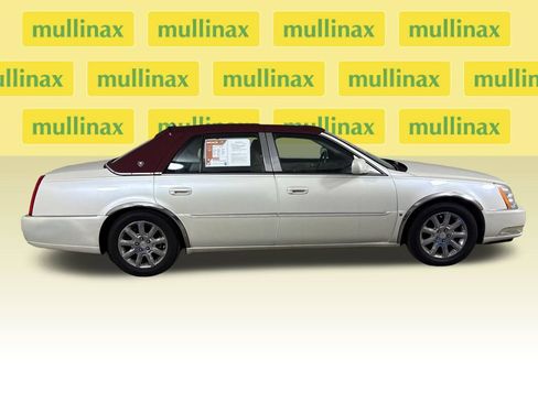 Used 2008 Cadillac DTS w/ Sun And Sound Package FWD image 2