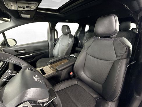Certified 2025 Toyota Sienna Platinum image 3