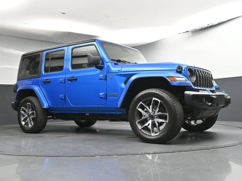 Used 2024 Jeep Wrangler Unlimited w/ Convenience Group AWD/4WD image 22