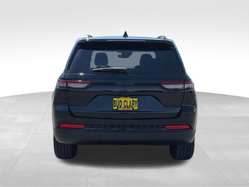 Used 2023 Jeep Grand Cherokee Altitude AWD/4WD image 8
