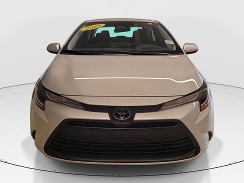 Used 2025 Toyota Corolla LE image 2
