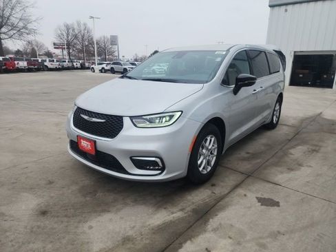 New 2026 Chrysler Pacifica Select FWD image 3