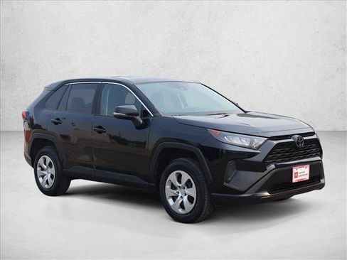 Used 2022 Toyota RAV4 LE AWD/4WD image 3