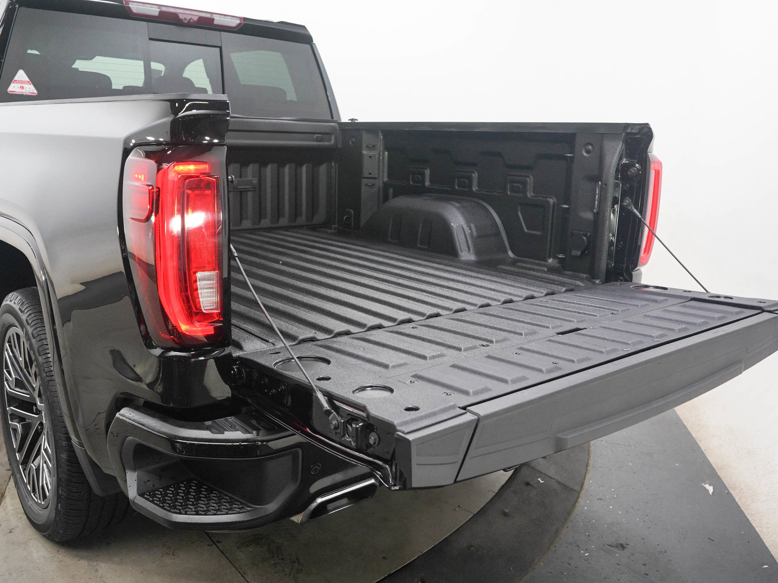 Used 2023 GMC Sierra 1500 Denali w/ Technology Package AWD/4WD image 9