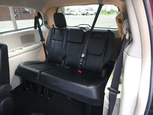 Used 2014 Chrysler Town & Country Touring FWD image 13