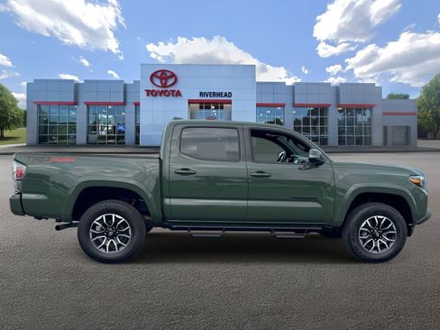 Certified 2022 Toyota Tacoma TRD Sport w/ TRD Premium Sport Package AWD/4WD image 4