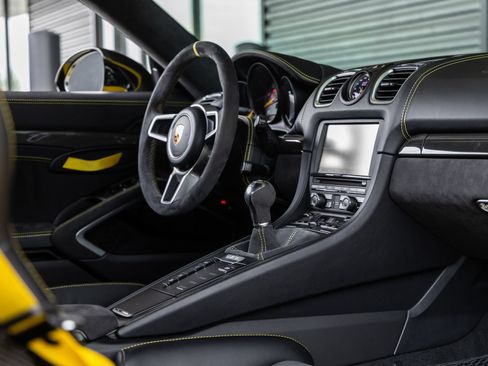 Certified 2016 Porsche Cayman GT4 RWD image 49