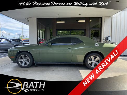 Used 2019 Dodge Challenger SXT RWD image 4