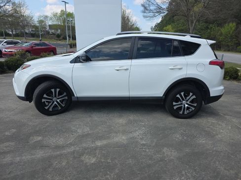 Used 2018 Toyota RAV4 LE image 6