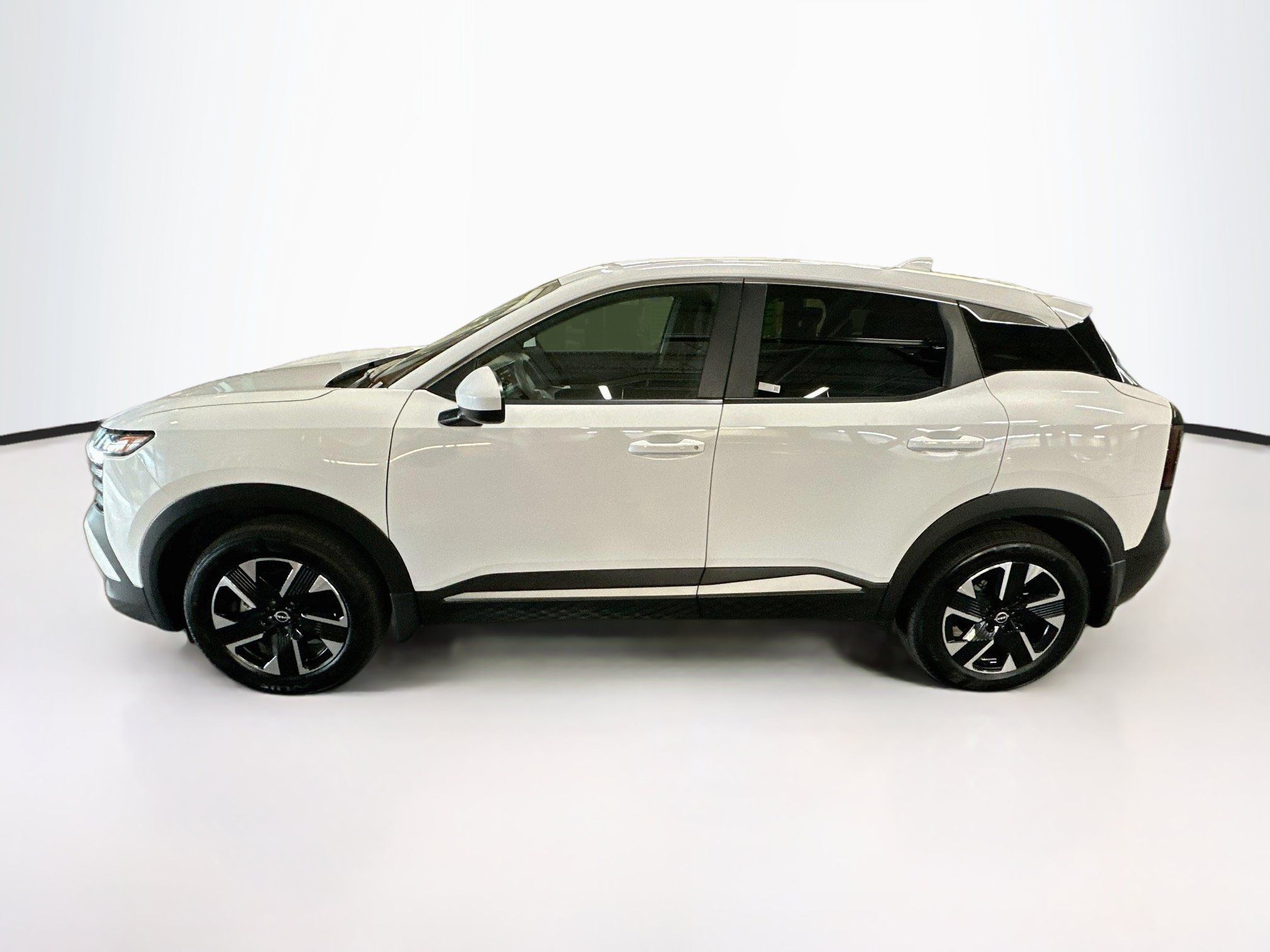 Used 2025 Nissan Kicks SV AWD/4WD image 4