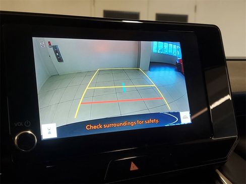 Used 2023 Toyota Venza LE image 27