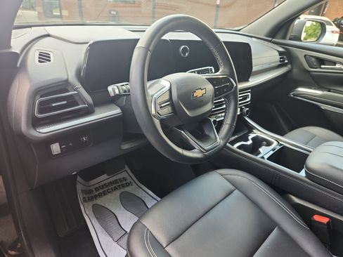 Used 2025 Chevrolet Traverse LT FWD image 10