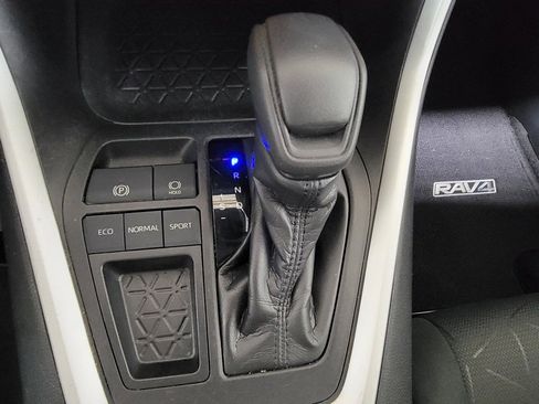 Used 2020 Toyota RAV4 XLE FWD image 17